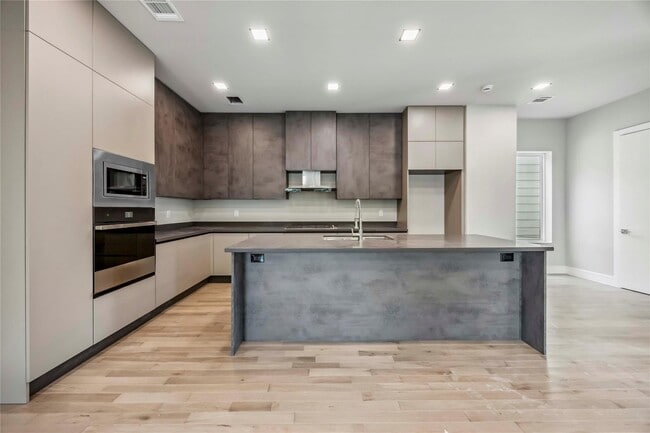 Building Photo - 1111 W 21st St