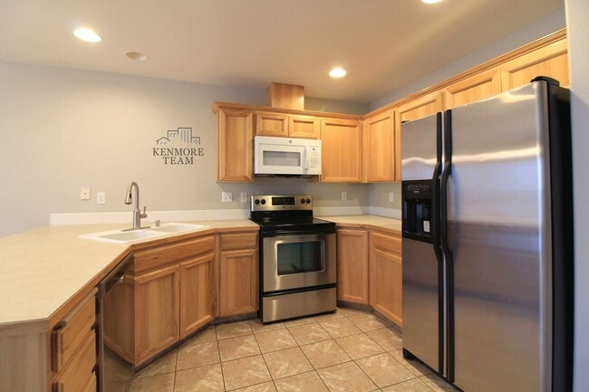 Building Photo - 3 Bedroom, 3.5 Bath Townhome in West Pasco