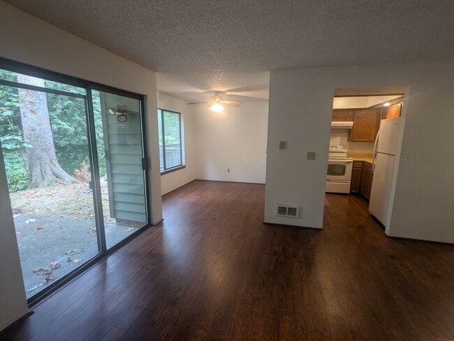 Cocina, comedor y patio. - 12721 NE 129th Ct Unidad F