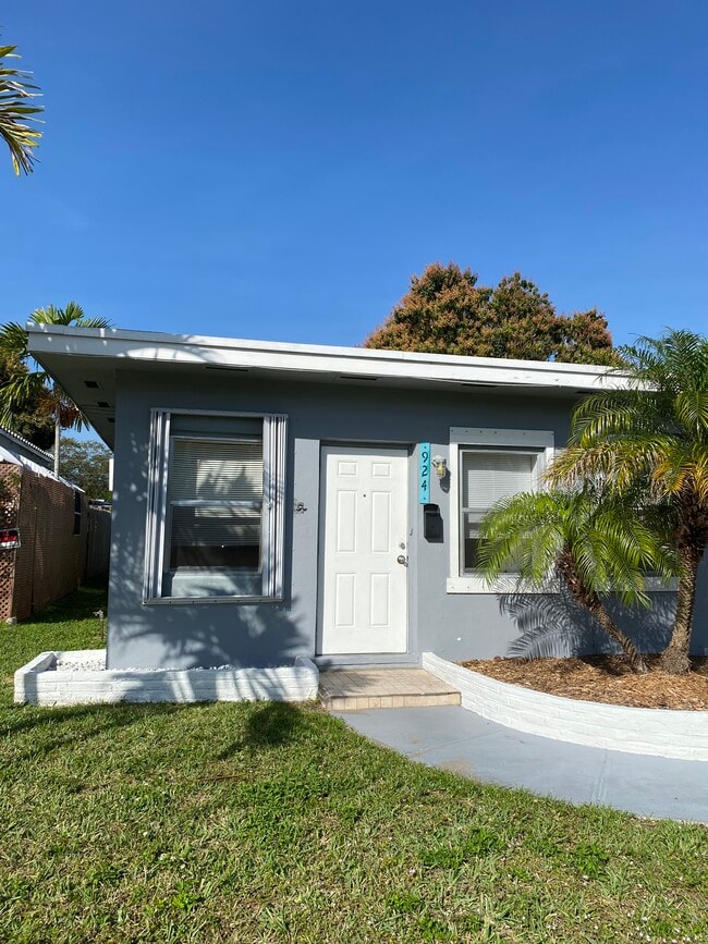 Building Photo - 924 N 16th Ave
