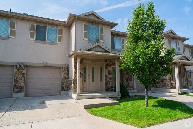 Building Photo - Modern 3 Bed, 2.5 Bath Townhouse - Excelle...