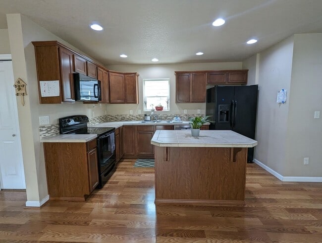 Photo - 20954 SW Edgemont St