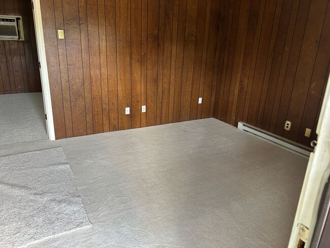 Building Photo - 5063 Friendly Rd Unit 3