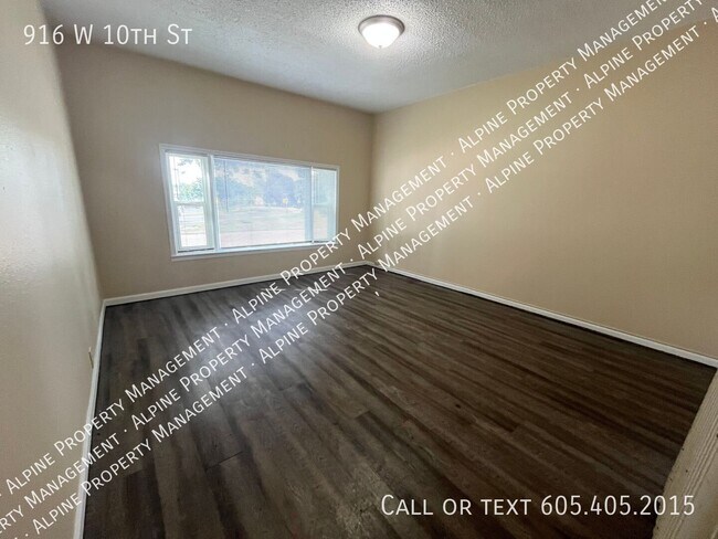 Photo - 916 W 10th St