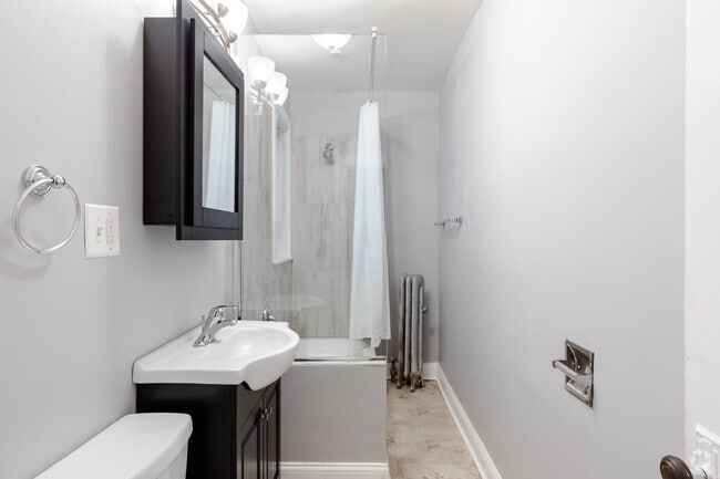 2BR, 2BA - 870SF