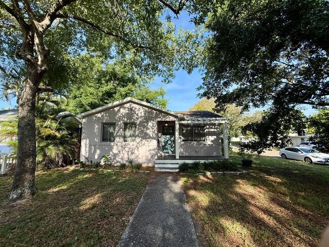 Building Photo - Euclid/Woodlawn Roommate Dream 4/3 home