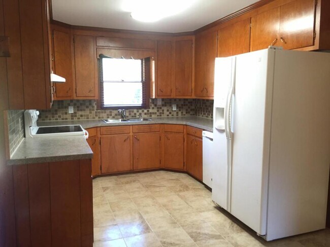 Photo - 458 Woods Rd NW