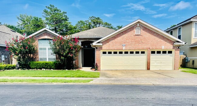 Building Photo - Beautiful 4/3 Family Home in Quiet Neighborhood