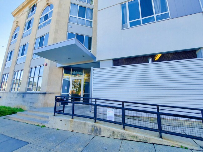 Building Photo - Spacious and Sunlit 1 BR 1 BA in 16th St H... Rental