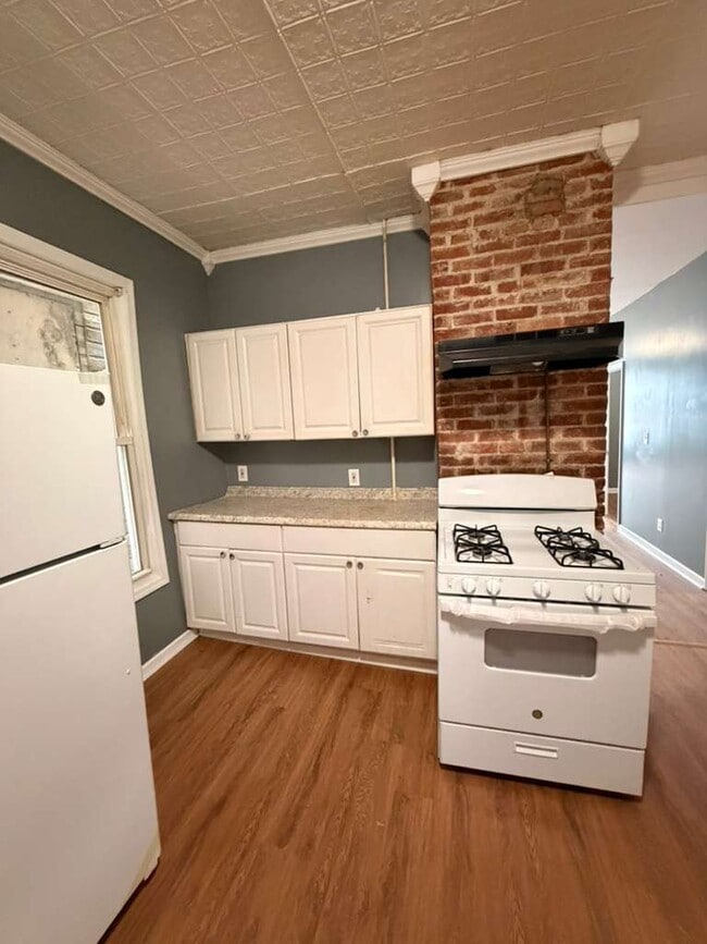 Photo - 884 3rd Ave