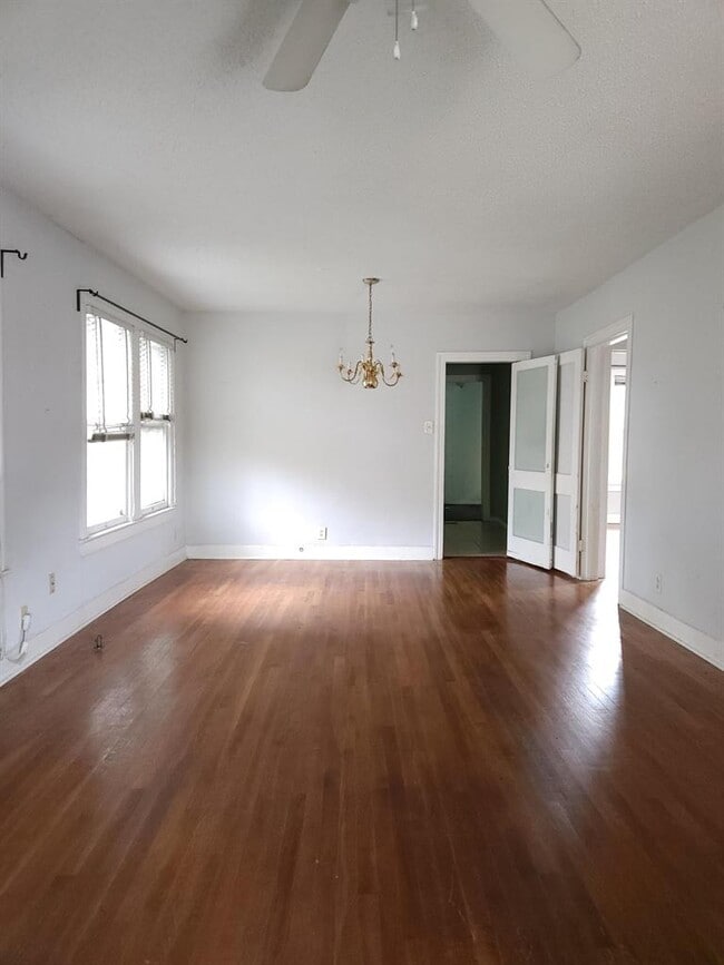 Photo - 910 E 13th St