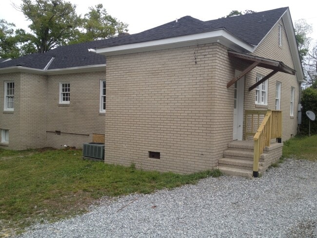 Photo - **AVAILABLE NOW**3 Bedroom / 2 Bathroom Ho...