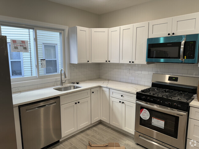Building Photo - 40 Temple St Unit 1 Rental