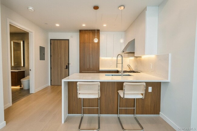 Photo - 35-32 Leavitt St