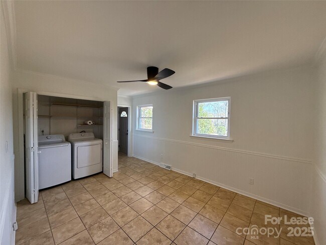 Photo - 1928 Russell Ave