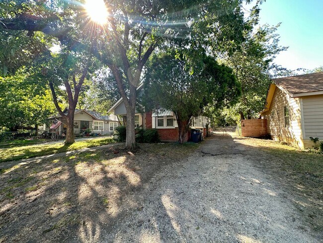 Photo - Charming 2/1 with an additional living room or a 3rd bedroom room
