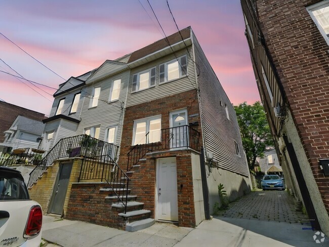Building Photo - 14 Rock St Rental