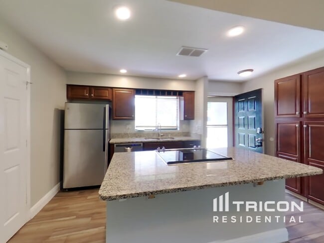 Photo - 1108 Robin Dr