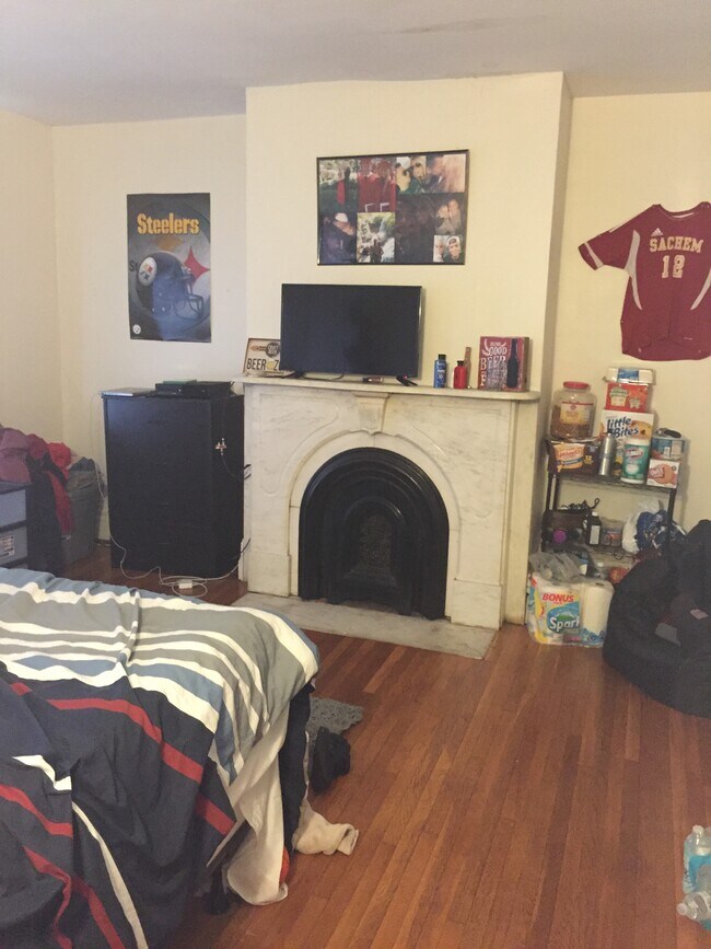 166 W 4th St