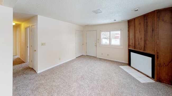 Photo - 3 Bedroom Duplex w/Garage & In Unit Laundry