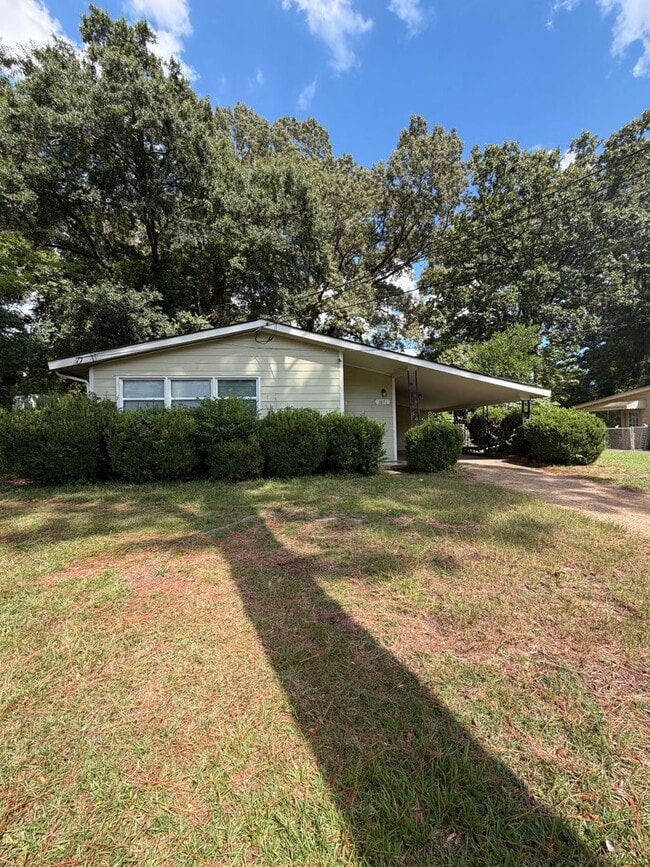 Building Photo - 3871 Sherwood Dr