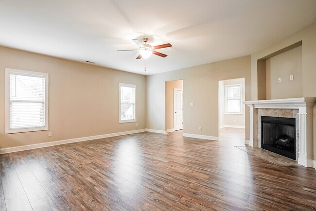 Photo - 647 Airedale Trail