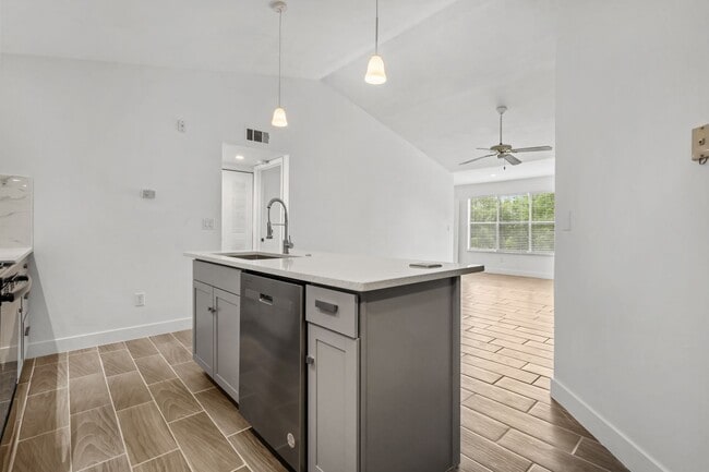 Building Photo - VENETIAN PLACE - 2nd floor • 1 BR 1 Bath - 735 ft² Unit 323