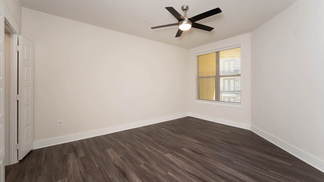 Dormitorio con suelo de superficie dura