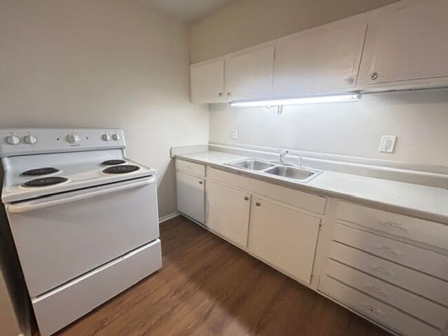 Building Photo - Spacious 1–3 Bedroom Apartments in South Louisville | Cedar Chase Unit 206