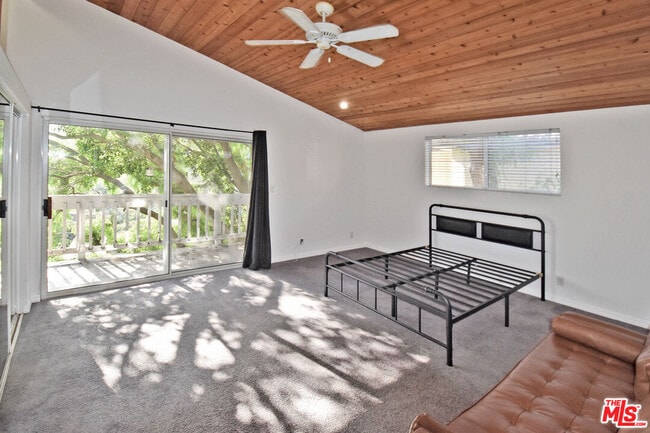 Photo - 2885 Searidge St
