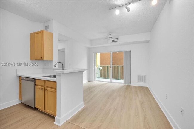 Photo - 6001 SW 70th St Unidad 208