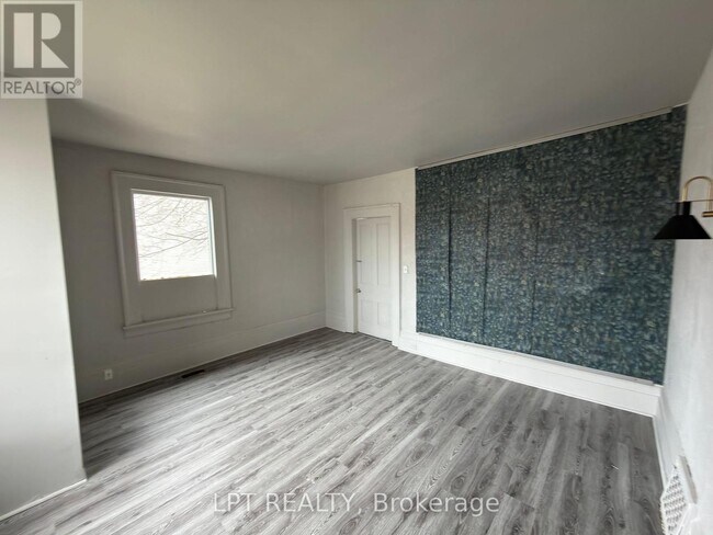 Photo - 37 Elizabeth St N