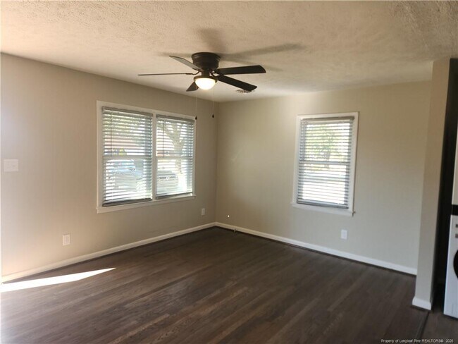 Photo - 425 Windermere Dr