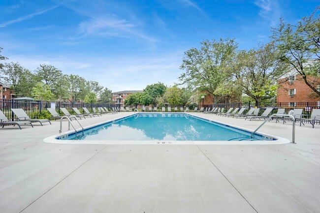 Pool - Lakehaven Apartments