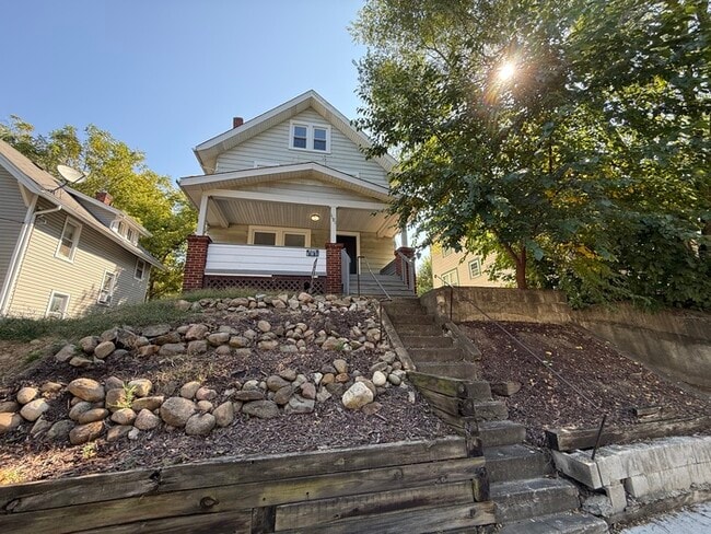 Building Photo - 5 bedroom 1 bathroom home for rent