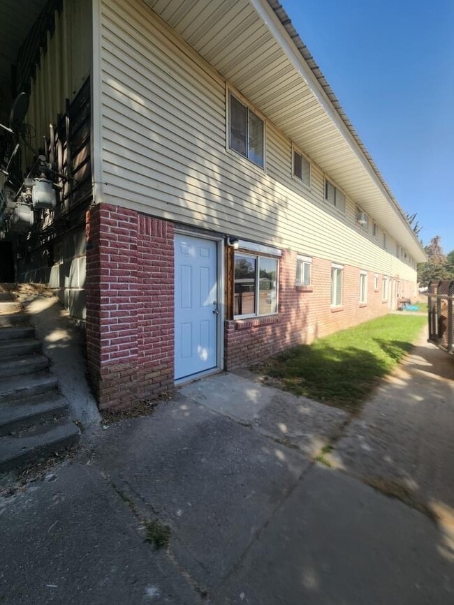 Building Photo - B-Cozy Villa Apartments Unit 16