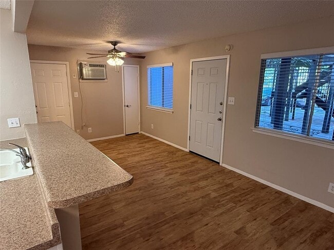 Building Photo - 1814 Waterston Ave Unit 104 Rental