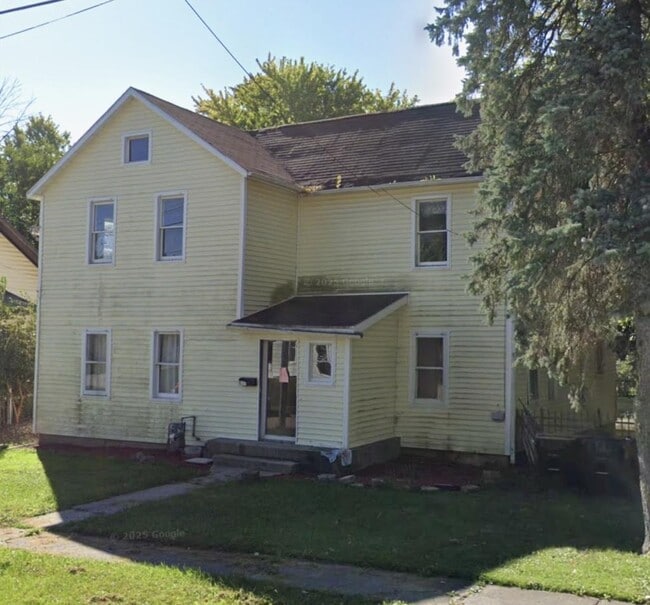 Building Photo - 821 W Pleasant St