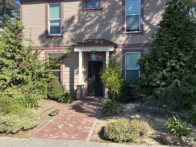 Building Photo - Charming 1-Bedroom, 1-Bathroom Ground Floo... Unit 1014 C Rental