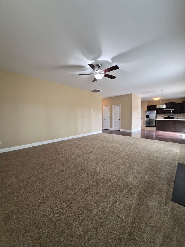 Photo - 4 bedroom 2.5 bathroom Home in Maidstone Park