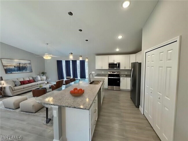 Photo - 834 Rixey St E