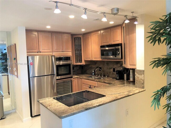 Building Photo - 6339 Bay Club Dr Unit 2