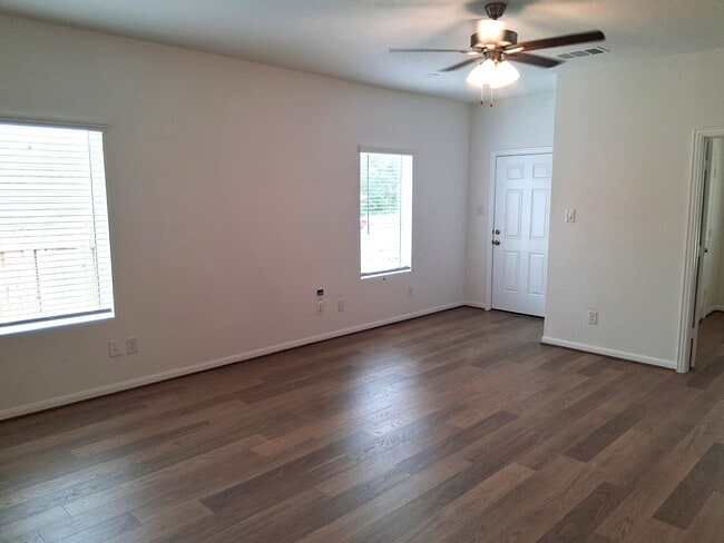 Photo - 253 Villars Dr