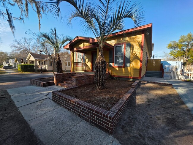 Building Photo - 1102 E 33rd St Unit 1102 E. 33rd St  D