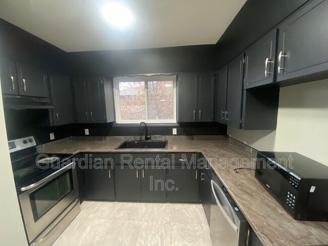 Photo - 683 John St Unit Upper