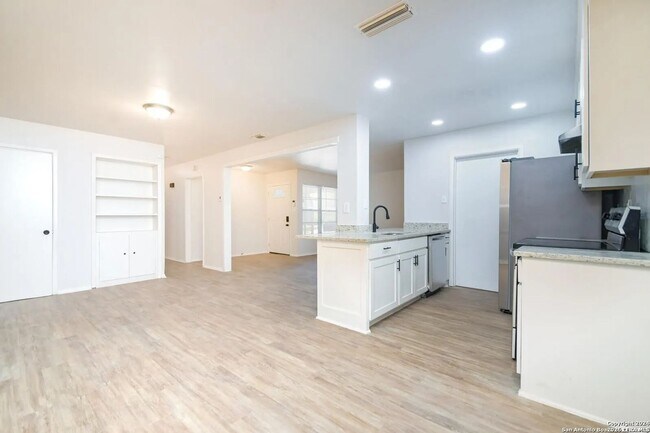 Photo - Modern 4-Bedroom House Near Leon Valley