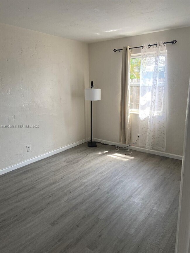 Photo - 2349 NE 9th St