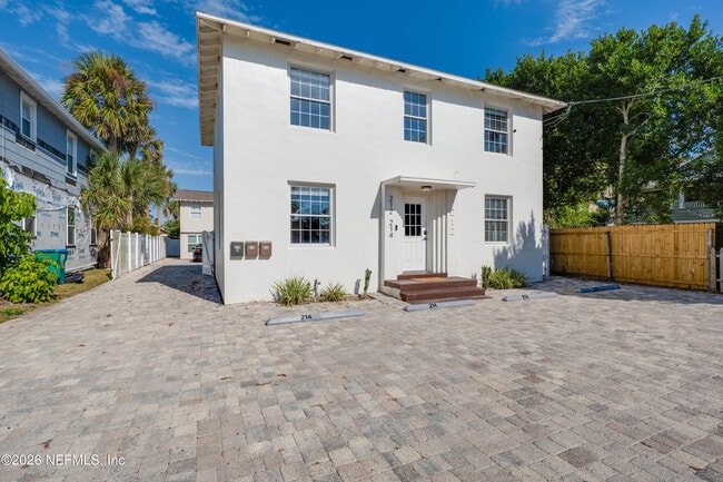 Building Photo - 212 Oak St