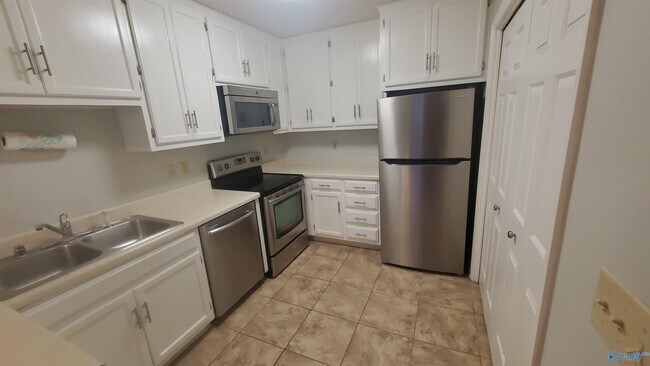 Photo - 2090 Greenwood Pl SW