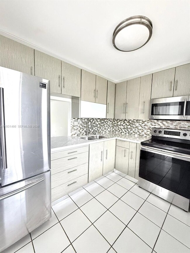 Building Photo - 1601 NE 191st St Unit B113